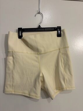 Athleta Limited Edition
Salutation Stash High Rise 5"
Shorts in Glow Medium